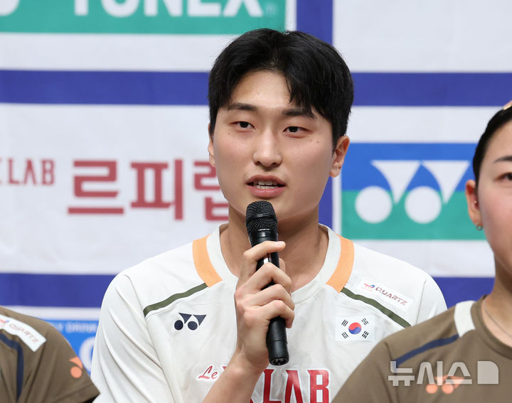 [진천=뉴시스] 배훈식 기자 = 김원호가 18일 오후 충북 진천군 국가대표선수촌에서 열린 대한민국 배드민턴 국가대표 선수단 미디어데이에서 취재진 질문에 답하고 있다. 2025.08.18. dahora83@newsis.com