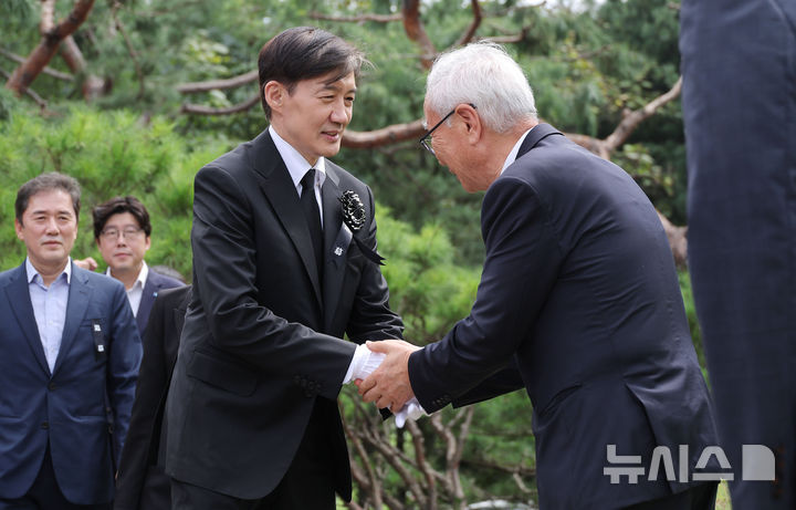 [서울=뉴시스] 김진아 기자 = 조국 전 조국혁신당 대표가 김대중 전 대통령 서거 16주기인 18일 서울 동작구 국립서울현충원 김 전 대통령 묘역에서 참배를 하기 앞서 배기선 김대중재단 사무총장과 인사하고 있다. (공동취재) 2025.08.18. photo@newsis.com