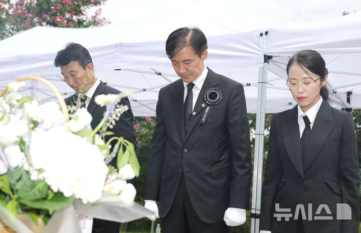 [서울=뉴시스] 김진아 기자 = 조국 전 조국혁신당 대표가 김대중 전 대통령 서거 16주기인 18일 서울 동작구 국립서울현충원 김 전 대통령 묘역에서 참배하고 있다. (공동취재) 2025.08.18. photo@newsis.com