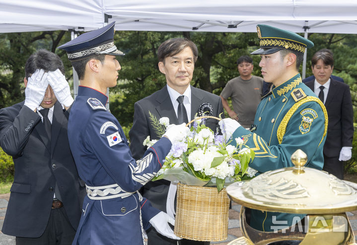 [서울=뉴시스] 김진아 기자 = 조국 전 조국혁신당 대표가 김대중 전 대통령 서거 16주기인 18일 서울 동작구 국립서울현충원 김 전 대통령 묘역에서 참배하고 있다. (공동취재) 2025.08.18. photo@newsis.com