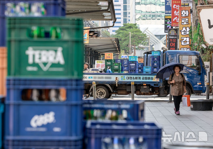 [서울=뉴시스] 정병혁 기자 = 서울 종로구 종각 젊은의거리에 주류운반차량이 주류를 배달하기 위해 서 있다. 2025.08.18. jhope@newsis.com