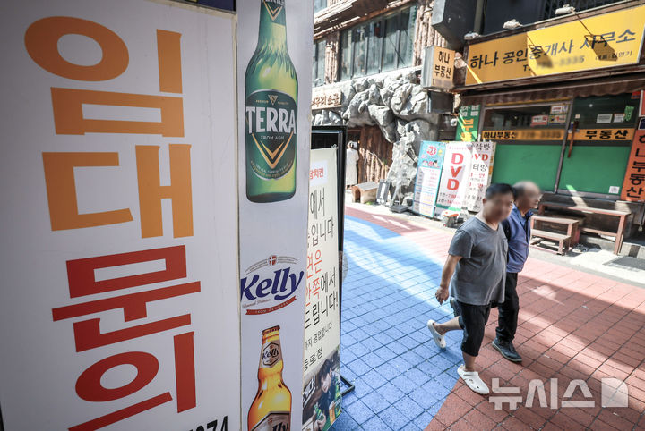 [서울=뉴시스] 정병혁 기자 = 지난해 8월 18일 서울 종로구 종각 젊은의거리에 위치한 술집에 임대문의 안내문이 붙어있다. 고물가속 경기 둔화세가 이어지면서 올 2분기 소비자들의 외식·여가 지출이 줄어든 것으로 나타났다. 특히 외식업 중 술집 매출은 1년 전보다 10% 가까이 급감하는 등 큰 타격을 입었다. 2025.08.18. jhope@newsis.com **기사 내용과 직접 관련 없습니다**
