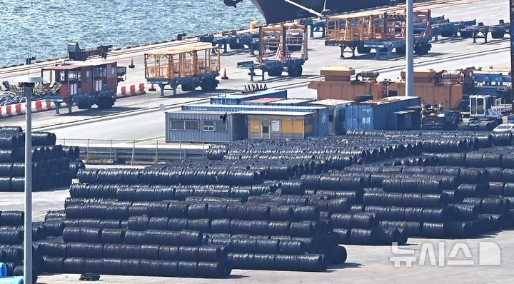 [평택=뉴시스] 김종택 기자 = 경기 평택시 포승읍 평택항 야적장에 철강제품이 쌓여 있다. 2025.08.18. jtk@newsis.com