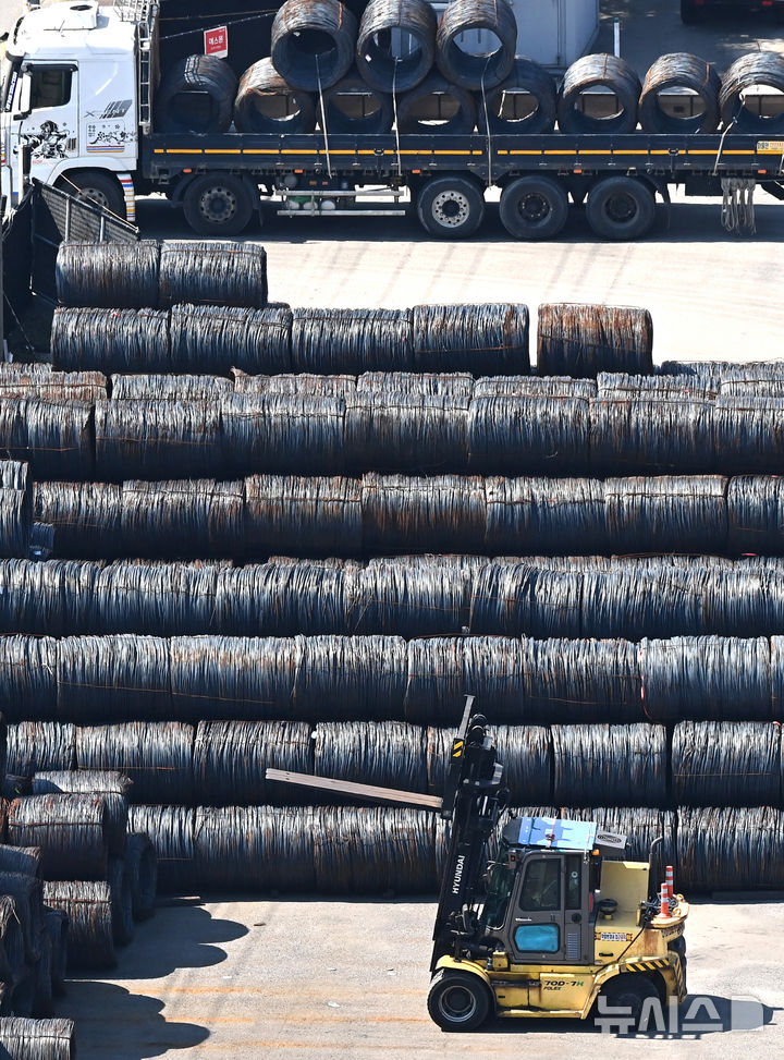 [평택=뉴시스] 김종택 기자 = 18일 경기 평택시 포승읍 평택항 야적장에 철강제품이 쌓여 있다. 2025.08.18. jtk@newsis.com