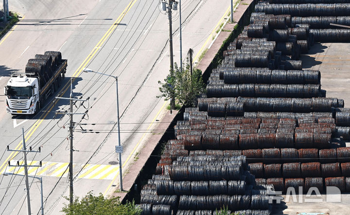 [평택=뉴시스] 김종택 기자 = 지난 18일 경기 평택시 포승읍 평택항 야적장에 철강제품이 쌓여 있다. 2025.08.18. jtk@newsis.com