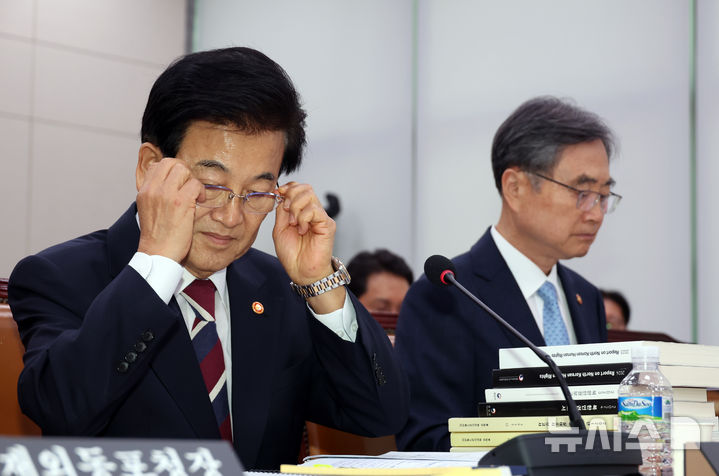 [서울=뉴시스] 고승민 기자 = 정동영 통일부, 조현 외교부 장관이 8월 18일 서울 여의도 국회에서 열린 외교통일위원회 전체회의에서 의원들의 의사진행 발언을 듣고 있다. 2025.12.15. kkssmm99@newsis.com