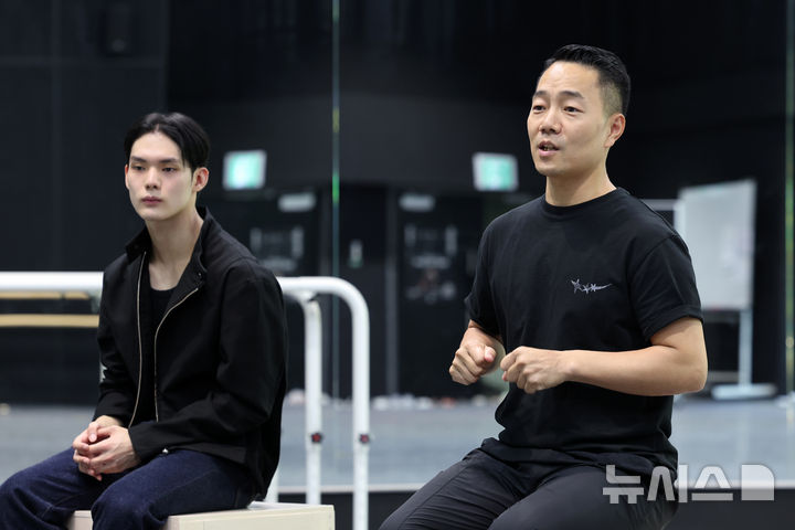 [서울=뉴시스] 박진희 기자 = 유희용(오른쪽) 안무가와 강경호(엠넷 '스테이지 파이터' 출연자) 무용수가 서울시발레단 더블 빌 '유회웅×한스 판 마넨' 기자간담회를 18일 서울 용산구 서울시발레단 연습실에서 하고 있다. 2025.08.18. pak7130@newsis.com