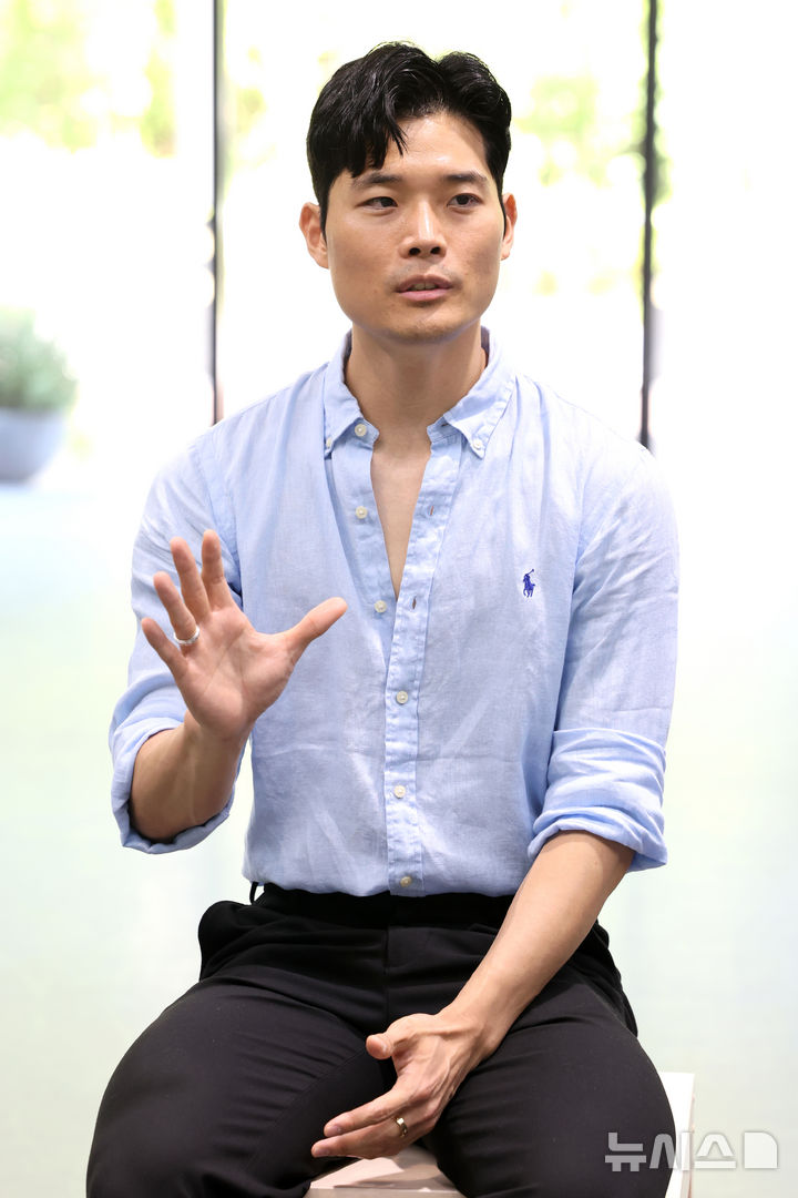 [서울=뉴시스] 박진희 기자 = 최영규(네덜란드 국립발레단 수석) 무용수가 서울시발레단 더블 빌 '유회웅×한스 판 마넨' 기자간담회를 18일 서울 용산구 서울시발레단 연습실에서 하고 있다. 2025.08.18. pak7130@newsis.com