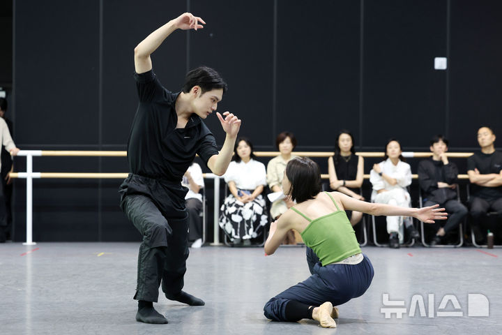 [서울=뉴시스] 박진희 기자 = 강경호(엠넷 '스테이지 파이터' 출연자, 왼쪽) 무용수가 18일 서울 용산구 서울시발레단 연습실에서 서울시발레단 더블 빌 '유회웅×한스 판 마넨' 주요 장면을 시연하고 있다. 2025.08.18. pak7130@newsis.com