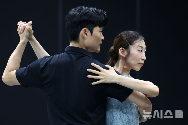 [서울=뉴시스] 박진희 기자 = 최영규(네덜란드 국립발레단 수석) 무용수와 이지영 무용수가 서울시발레단 더블 빌 '유회웅×한스 판 마넨' 기자간담회를 18일 서울 용산구 서울시발레단 연습실에서 하고 있다. 2025.08.18. pak7130@newsis.com