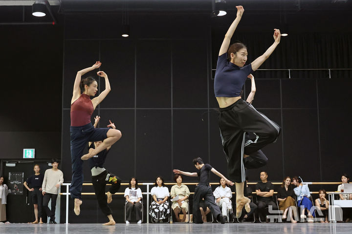 [서울=뉴시스] 박진희 기자 = 서울시발레단 더블 빌 '유회웅×한스 판 마넨' 출연 무용수들이 18일 서울 용산구 서울시발레단에서 주요 장면 시연을 하고 있다. 2025.08.18. pak7130@newsis.com