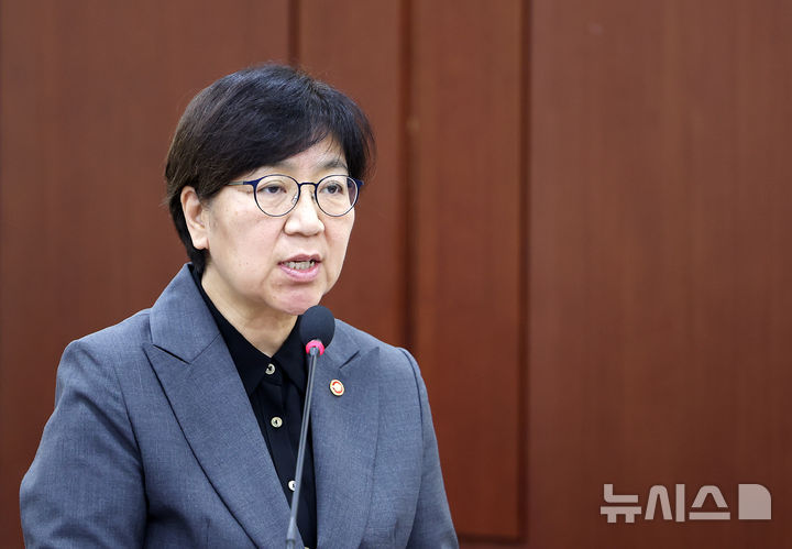 [서울=뉴시스] 김명년 기자 = 정은경 보건복지부 장관이 18일 오후 서울 여의도 국회 보건복지위원회 전체회의에서 제안설명하고 있다. 2025.08.18. kmn@newsis.com