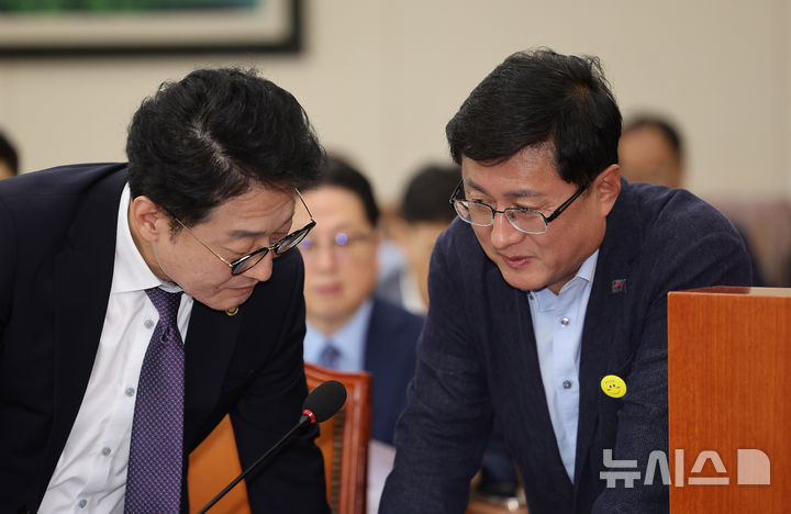 [서울=뉴시스] 김명년 기자 = 김성환 환경부 장관이 18일 오후 서울 여의도 국회에서 열린 기후위기특별위원회 전체회의에서 이호현 산업통상자원부 2차관 대화하고 있다. 2025.08.18. kmn@newsis.com