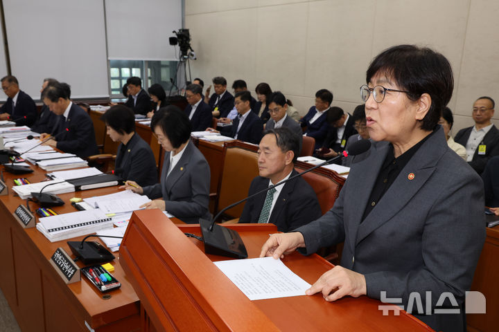 [서울=뉴시스] 김명년 기자 = 정은경 보건복지부 장관이 18일 오후 서울 여의도 국회 보건복지위원회 전체회의에서 제안설명하고 있다. 2025.08.18. kmn@newsis.com