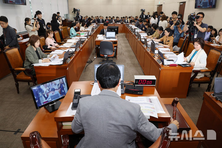 [서울=뉴시스] 김명년 기자 = 18일 오후 서울 여의도 국회 보건복지위원회 전체회의에서 박주민 위원장이 의사봉을 두드리고 있다. 2025.08.18. kmn@newsis.com