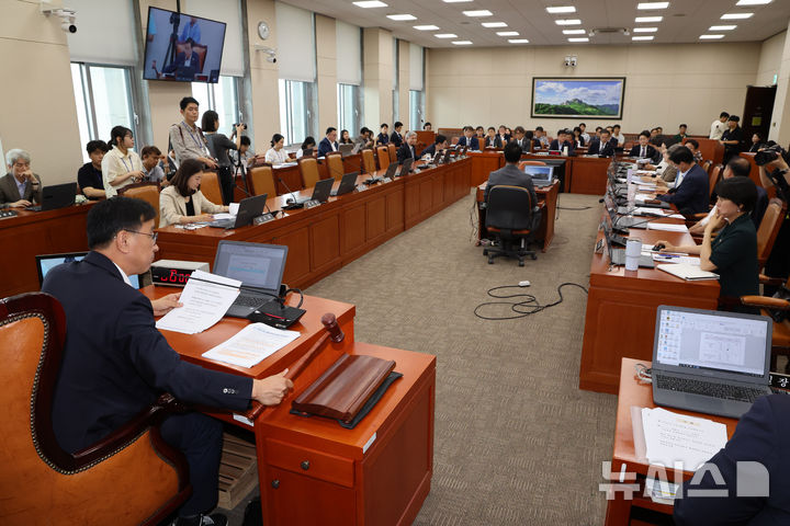 [서울=뉴시스] 김명년 기자 = 위성곤 국회 기후위기특별위원회 신임 위원장이 18일 오후 서울 여의도 국회에서 열린 기후위기특위 전체회의를 주재하고 있다. 2025.08.18. kmn@newsis.com