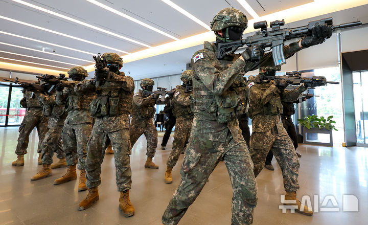 [대구=뉴시스] 이무열 기자 = 18일 대구 수성구 iM뱅크 본점에서 열린 을지자유의방패(UFS) 대테러 훈련에서 육군 50사단 장병들과 군사경찰 특임대원들이 테러범 진압을 위한 기동 훈련을 하고 있다. 2025.08.18. lmy@newsis.com