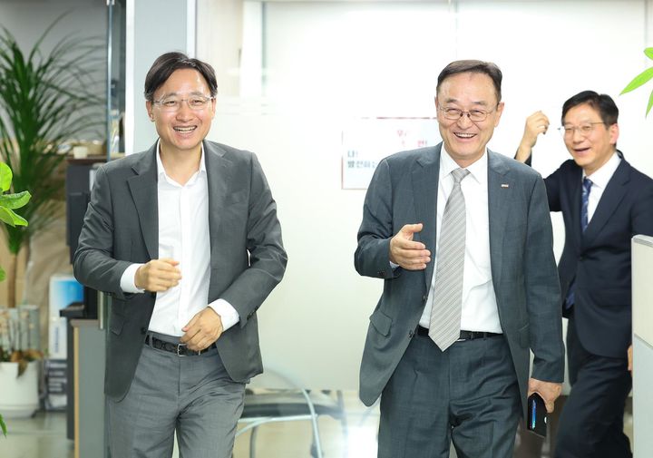 [서울=뉴시스] 임광현(왼쪽) 국세청장이 18일 오후 서울 여의도 소상공인연합회에서 송치영 소상공인연합회장과 '세정지원 간담회'에 참석하고 있다. (사진=국세청 제공) 2025.08.18. photo@newsis.com *재판매 및 DB 금지