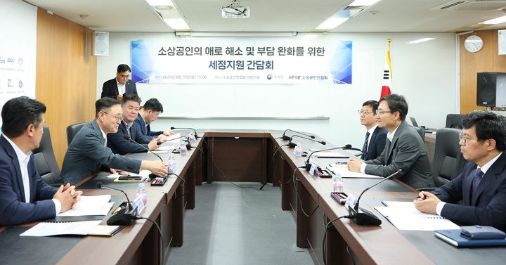 [서울=뉴시스] 임광현 국세청장이 18일 오후 서울 여의도 소상공인연합회에서 열린 '세정지원 간담회'에 참석해 송치영 소상공인연합회장 등과 논의하고 있다. (사진=국세청 제공) 2025.08.18. photo@newsis.com *재판매 및 DB 금지