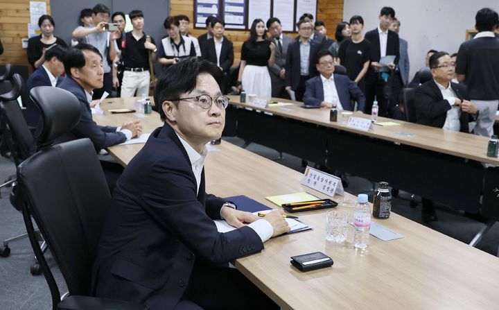 [서울=뉴시스] 김정관 산업통상자원부 장관이 18일 충남 아산시 다와이오토에서 '미국 관세 대응을 위한 릴레이 간담회'를 주재하고 있다. (사진=산업통상자원부 제공) 2025.08.18. photo@newsis.com *재판매 및 DB 금지