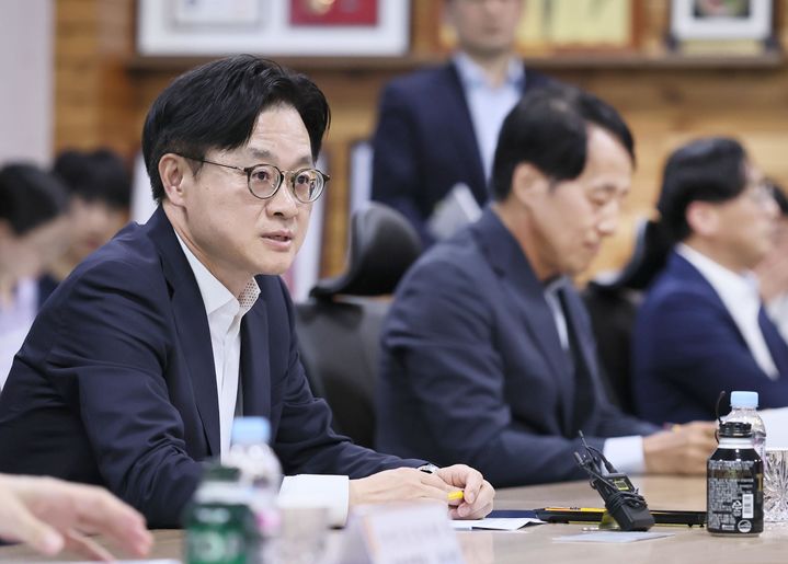 [서울=뉴시스] 김정관 산업통상자원부 장관이 18일 충남 아산시 다와이오토에서 '미국 관세 대응을 위한 릴레이 간담회'를 주재하고 있다. (사진=산업통상자원부 제공) 2025.08.18. photo@newsis.com *재판매 및 DB 금지