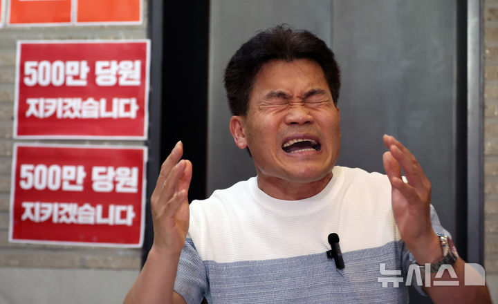 [서울=뉴시스] 김금보 기자 = 전한길 전 한국사 강사가 18일 서울 여의도 국민의힘 당사에서 특검의 당원 명부 압수수색 시도를 규탄하는 농성을 이어가고 있는 김문수 당대표 후보를 찾아 발언을 하고 있다. 2025.08.18. kgb@newsis.com