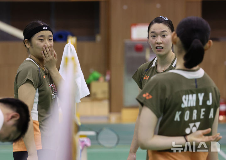 [진천=뉴시스] 배훈식 기자 = 여자 배드민턴 세계랭킹 1위 안세영(왼쪽부터)이 18일 오후 충북 진천군 국가대표선수촌에서 훈련 중 김가은, 심유진과 대화하고 있다.&nbsp; 2025.08.18. dahora83@newsis.com