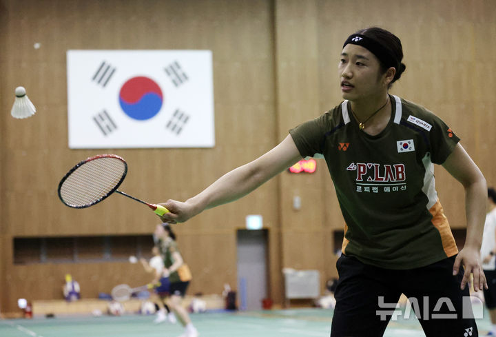 [진천=뉴시스] 배훈식 기자 = 여자 배드민턴 세계랭킹 1위 안세영이 18일 오후 충북 진천군 국가대표선수촌에서 훈련을 하고 있다. 2025.08.18. dahora83@newsis.com