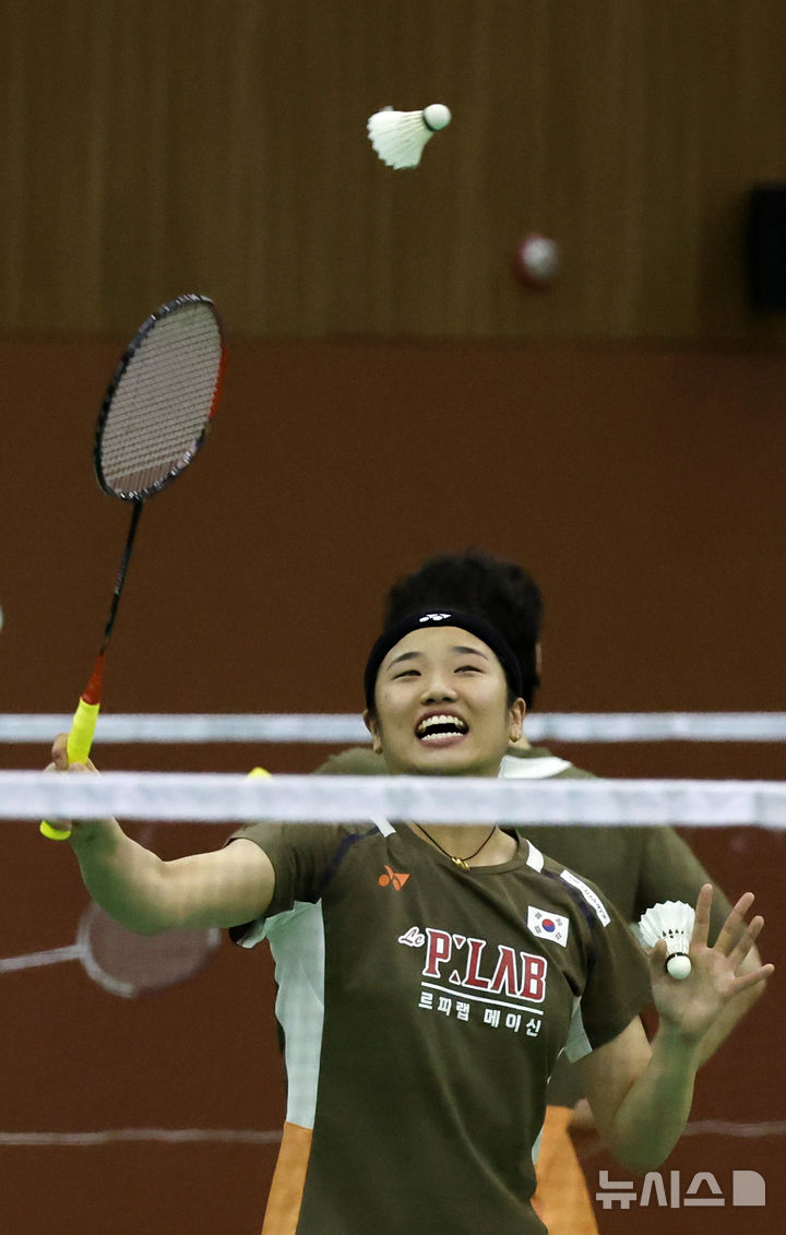 [진천=뉴시스] 배훈식 기자 = 대한민국 배드민턴 대표 선수들이 18일 오후 충북 진천군 국가대표선수촌에서 밝은 표정으로 훈련을 하고 있다.&nbsp; 2025.08.18. dahora83@newsis.com