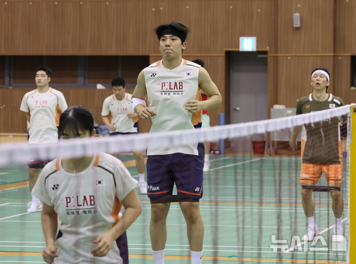 [진천=뉴시스] 배훈식 기자 = 대한민국 배드민턴 대표 선수들이 18일 오후 충북 진천군 국가대표선수촌에서 훈련에 앞서 몸을 풀고 하고 있다.&nbsp; 2025.08.18. dahora83@newsis.com