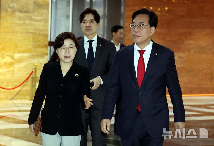 [서울=뉴시스] 조성봉 기자 = 송언석 국민의힘 비상대책위원장 겸 원내대표와 김정재(왼쪽) 정책위의장이 18일 오후 서울 여의도 국회에서 열린 비공개 의원총회에 참석하고 있다. 2025.08.18. suncho21@newsis.com