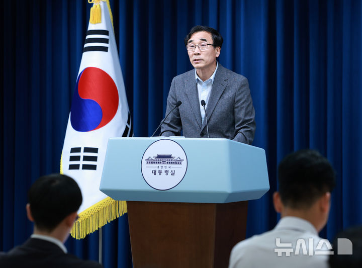 [서울=뉴시스] 고범준 기자 = 전성환 경청통합수석이 18일 서울 용산 대통령실 청사에서 청년담당관 관련 브리핑을 하고 있다. 2025.08.18. bjko@newsis.com