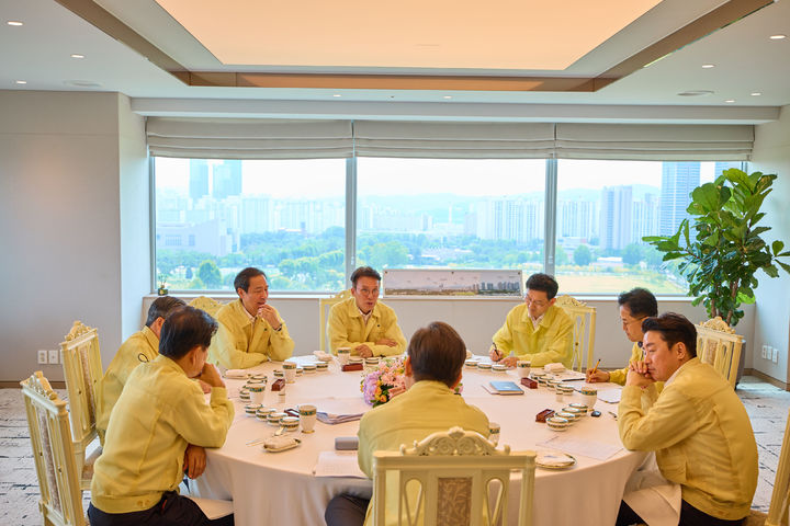 [서울=뉴시스] 최동준 기자 = 이재명 대통령이 18일 서울 용산 대통령실 청사에서 김민석 국무총리와 주례 회동을 하고 있다. (사진=대통령실 제공) 2025.08.18. photo@newsis.com *재판매 및 DB 금지