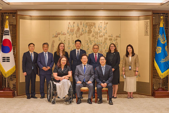 [서울=뉴시스] 최동준 기자 = 이재명 대통령이 18일 서울 용산 대통령실 청사에서 태미 덕워스 상원의원과 앤디 킴 상원의원을 접견하며 참석자들과 기념촬영을 하고 있다. (사진=대통령실 제공) 2025.08.18. photo@newsis.com *재판매 및 DB 금지
