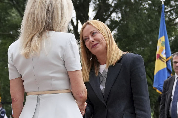 [워싱턴=AP/뉴시스]조르자 멜로니 이탈리아 총리가 18일(현지 시간) 미국 워싱턴DC 백악관에 도착해 모니카 크롤리 백악관 의전담당국장과 인사하고 있다. 2025.08.19.