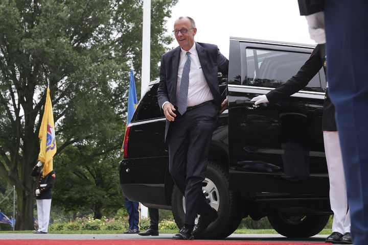 [워싱턴=AP/뉴시스]프리드리히 메르츠 독일 총리가 18일(현지시간) 미국 워싱턴DC 백악관에 도착해 차량에서 하차하고 있다. 2025.08.19.