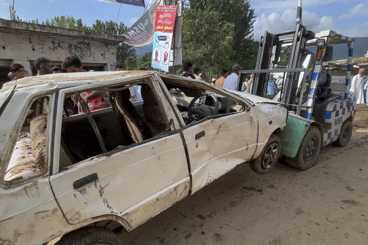 [부네르=AP/뉴시스] 18일(현지 시간) 파키스탄 북서부 부네르 지역 카다르 나가르에서 한 교통 경찰관이 홍수 피해 차량을 치우고 있다. 지난 15일 키베르 파크툰크와주 부네르 산악 지대에 폭우가 쏟아져 돌발 홍수가 발생해 최소 270명이 사망했으며 150여 명이 실종된 것으로 알려졌다. 2025.08.19.