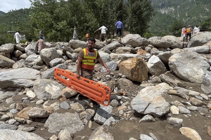 [부네르=AP/뉴시스] 18일(현지 시간) 파키스탄 북서부 부네르 지역 카다르 나가르에서 구조대원들이 돌발 홍수 실종자를 수색하고 있다. 지난 15일 키베르 파크툰크와주 부네르 산악 지대에 폭우가 쏟아져 돌발 홍수가 발생해 최소 270명이 사망했으며 150여 명이 실종된 것으로 알려졌다. 2025.08.19.