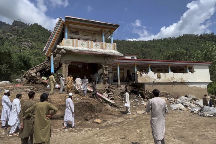 [부네르=AP/뉴시스] 18일(현지 시간) 파키스탄 북서부 부네르 지역 카다르 나가르 주민들이 돌발 홍수로 피해를 입은 주택을 살펴보고 있다. 지난 15일 키베르 파크툰크와주 부네르 산악 지대에 폭우가 쏟아져 돌발 홍수가 발생해 최소 270명이 사망했으며 150여 명이 실종된 것으로 알려졌다. 2025.08.19.