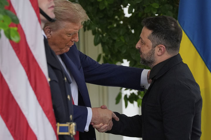 [워싱턴=AP/뉴시스] 지난달 18일(현지 시간) 미국 워싱턴DC 백악관에서 도널드 트럼프 미국 대통령(왼쪽)과 볼로디미르 젤렌스키 우크라이나 대통령이 만나고 있다. 2025.09.22.