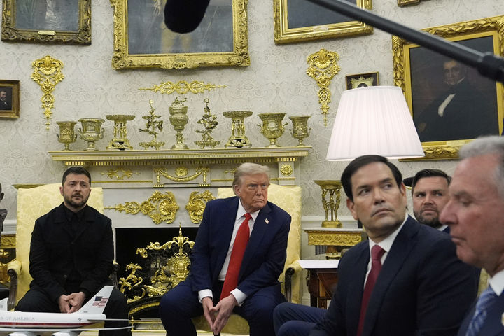 [워싱턴=AP/뉴시스]볼로디미르 젤렌스키 우크라이나 대통령(왼쪽)과 도널드 트럼프 미 대통령 회담에 배석한 JD 밴스 미 부통령(오른쪽 두 번째). 밴스는 21일 미 폭스뉴스와 인터뷰에서 자신이 회담 직전 젤렌스키에게 "얌전히 굴라"고 말했다고 밝혔다. 2025.8.22. 