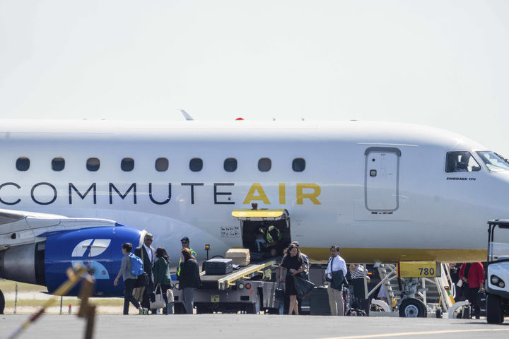 [오스틴=AP/뉴시스]공화당에 유리한 선거구 재조정 법안 표결을 막기 위해 미 텍사스주를 벗어났던 민주당 주 하원의원들이 18일 전세기편으로 주에 복귀했다. 2025.8.19.