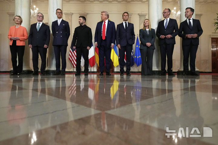 [워싱턴=AP/뉴시스] 18일 미국 백악관에서 도널드 트럼프 대통령과 유럽 지도자들이 만난 뒤 기념촬영하고 있다. 왼쪽부터 유럽연합(EU) 집행위원장 우르줄라 폰 데어 라이엔, 키어 스타머 영국 총리, 알렉산더 슈투브 대통령 핀란드 총리, 볼로디미르 젤렌스키 우크라이나 대통령, 트럼프, 에마뉘엘 마크롱 프랑스 대통령 조르지아 멜로니 이탈리아 총리, 프리드리히 메르츠 독일 총리, 마크 뤼터 나토 사무총장. 2025.08.20.