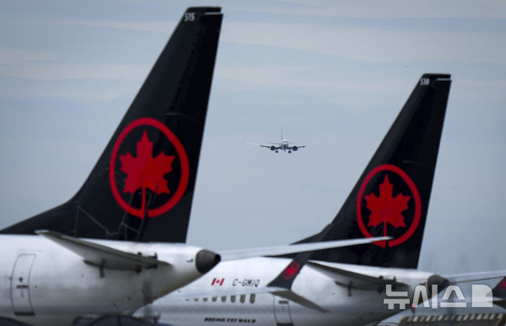 [AP/뉴시스] 18일 승무원 파업으로 캐나다항공 소속 항공기가 뱅쿠버 국제공항 지상에 주기되어 서있다