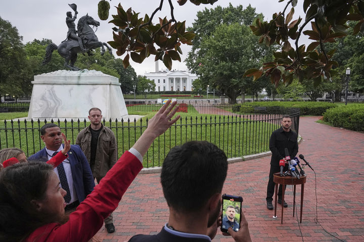 [워싱턴=AP/뉴시스] 볼로디미르 젤렌스키 우크라이나 대통령이 18일(현지 시간) 백악관에서 도널드 트럼프 미국 대통령 및 유럽 지도자들과 회담한 뒤 백악관 맞은편 라파예트 공원에서 기자회견하고 있다. 2025.08.19.