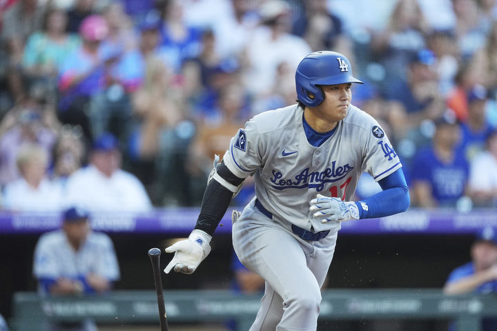 [덴버=AP/뉴시스] LA 다저스의 오타니 쇼헤이가 19일(한국 시간) 미국 콜로라도주 덴버의 쿠어스필드에서 벌어진 2025 메이저리그(MLB) 콜로라도와의 경기에서 1회초 안타를 친 후 1루로 달려나가고 있다. 2025.08.19