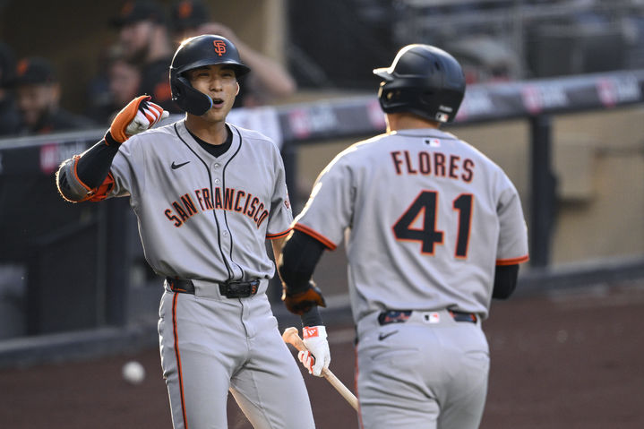 [샌디에이고=AP/뉴시스] 메이저리그(MLB) 샌프란시스코 자이언츠의 이정후가 18일(현지 시간) 미 캘리포니아주 샌디에이고의 펫코파크에서 열린 2025 MLB 샌디에이고 파드리스와의 경기에 6번 타자 중견수로 선발 출전해 1회초 투런포를 터뜨린 윌머 플로레스에게 축하를 건네고 있다. 2025.08.19.