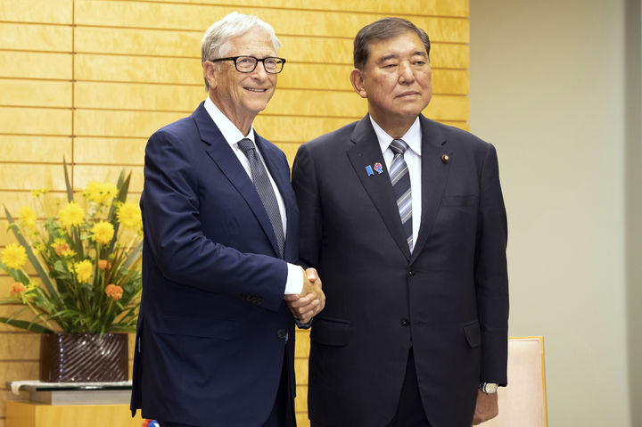 [도쿄=AP/뉴시스] 빌 게이츠(왼쪽) 게이츠 재단 이사장이 19일(현지 시간) 일본 도쿄 총리 관저에서 이시바 시게루 총리와 회담에 앞서 악수하며 기념 촬영을 하고 있다. 2025.08.19.