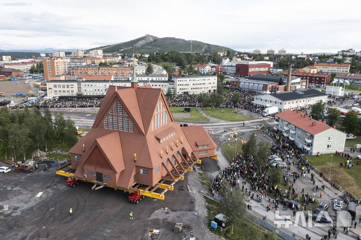 [키루나=AP/뉴시스] 스웨덴 키루나에서 키루나 교회가 224개의 바퀴가 달린 특수 제작 트롤리를 이용해 시속 0.5km의 속도로 이전되고 있다. 2025.08.19.