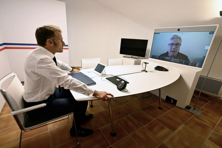 [파리=AP/뉴시스]에마뉘엘 마크롱 프랑스 대통령이 19일(현지시각) 키어 스타머 영국 총리와 화상 통화를 하며 "의지의 연합" 등 우크라이나 관련 앞으로 취할 조치에 대해 논의하고 있다. 2025.8.20.